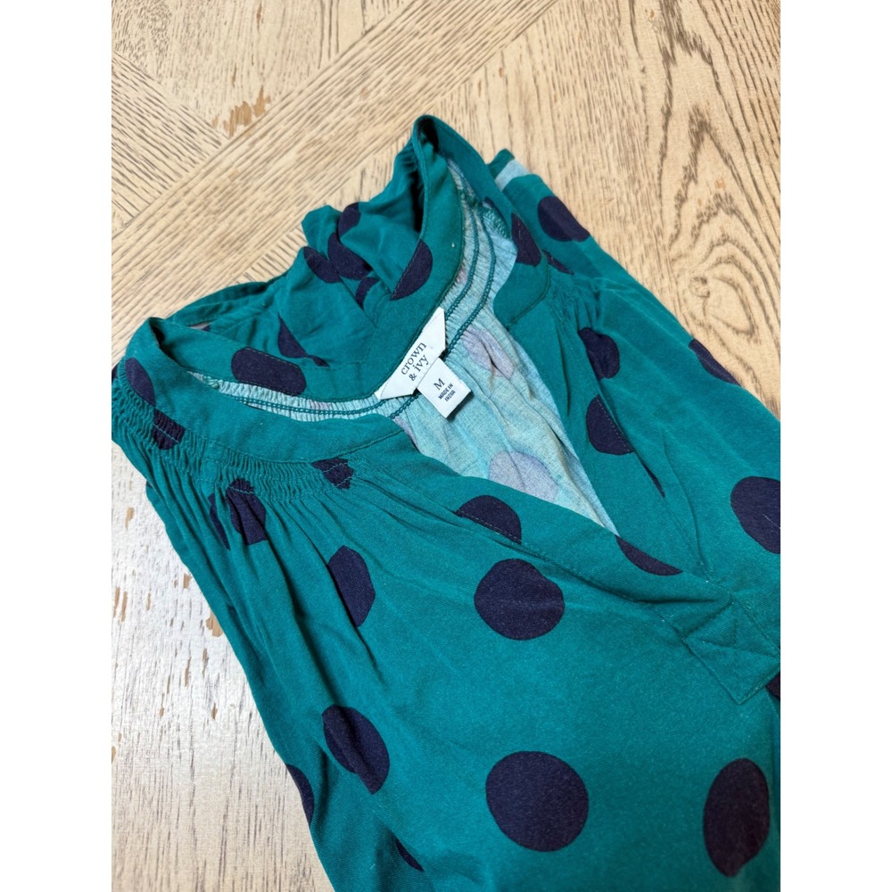 Crown & Ivy Women's Size Medium‎ Green Navy Polka Dot V-Neck Smocked Sleeve Top